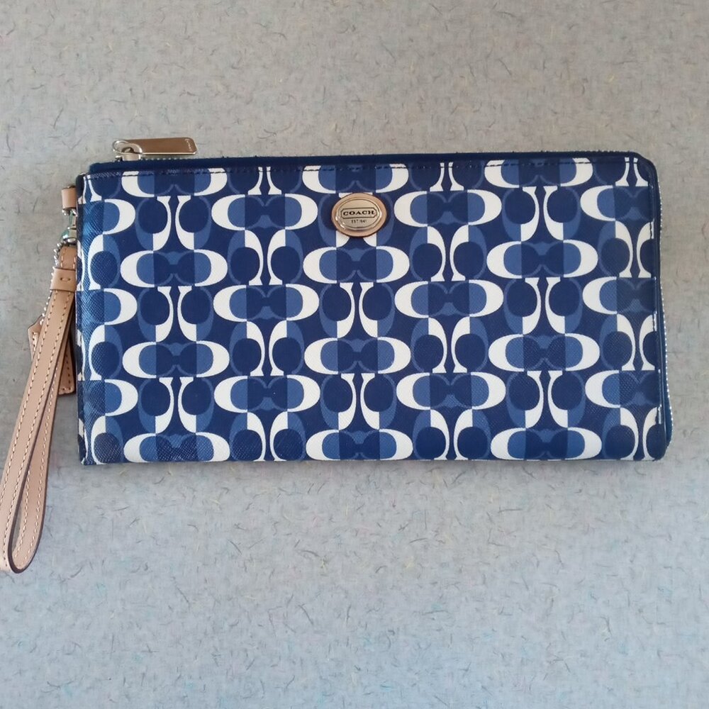Coach Signature Peyton Dream C Go-go Wristlet Clutch 10" x 5"